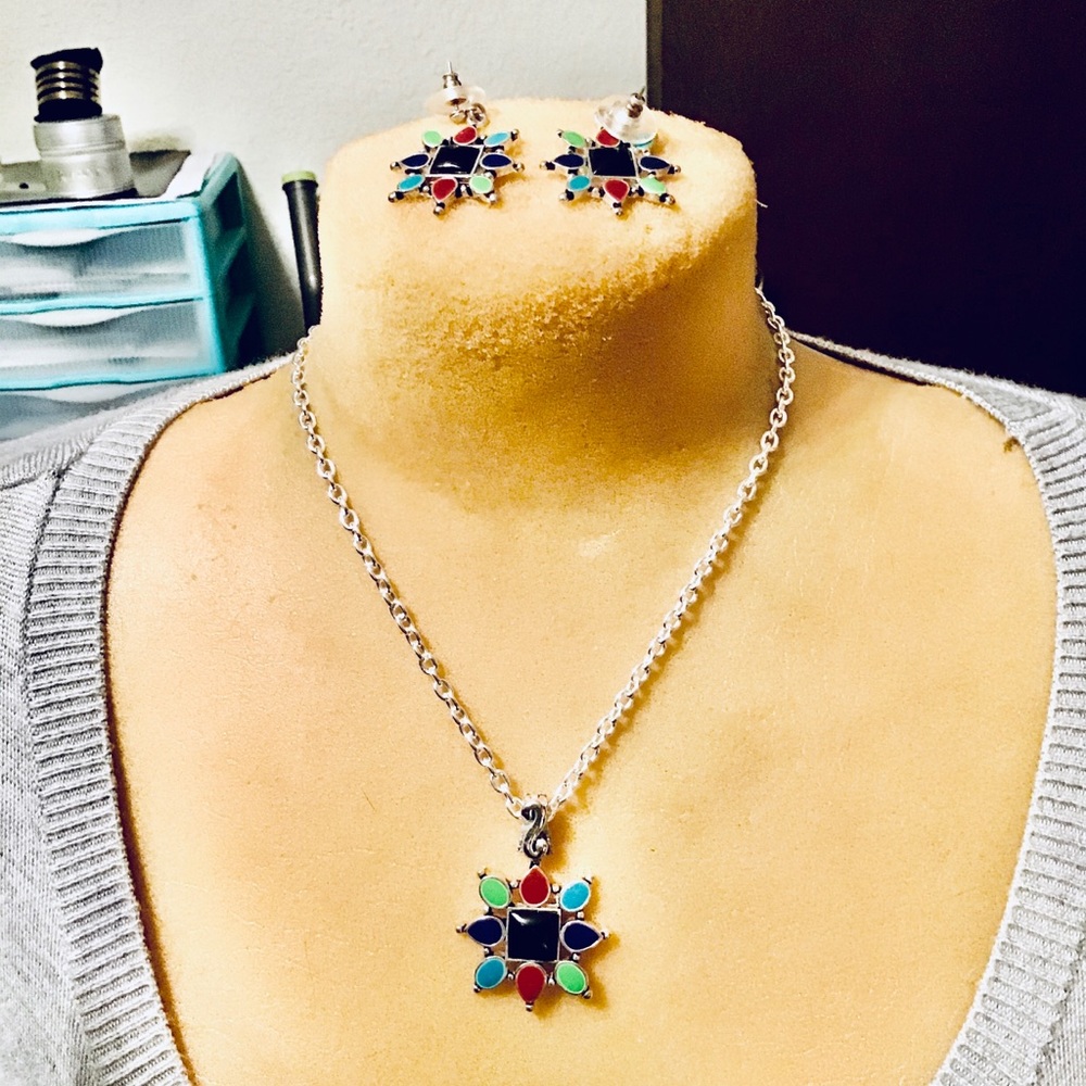 Beautiful necklace and earrings set - Picture 3 of 6